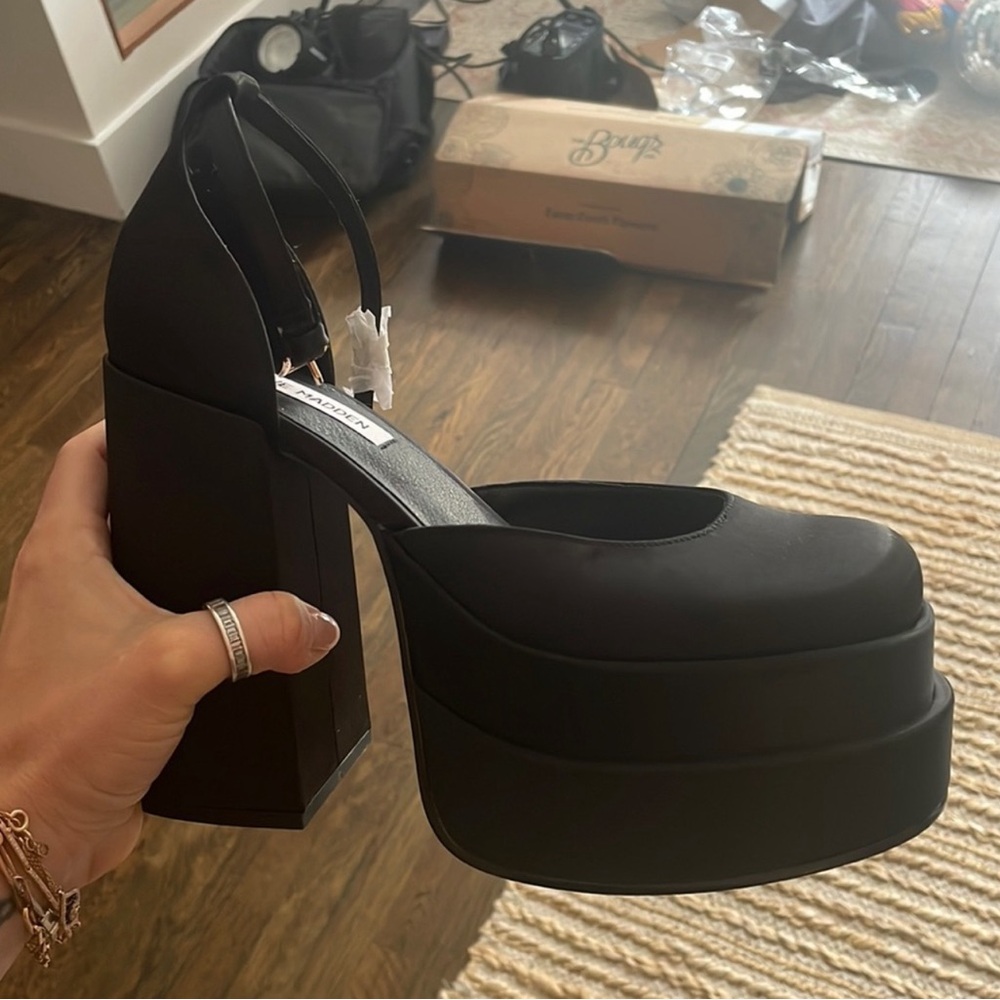 Steve Madden like new satin heels